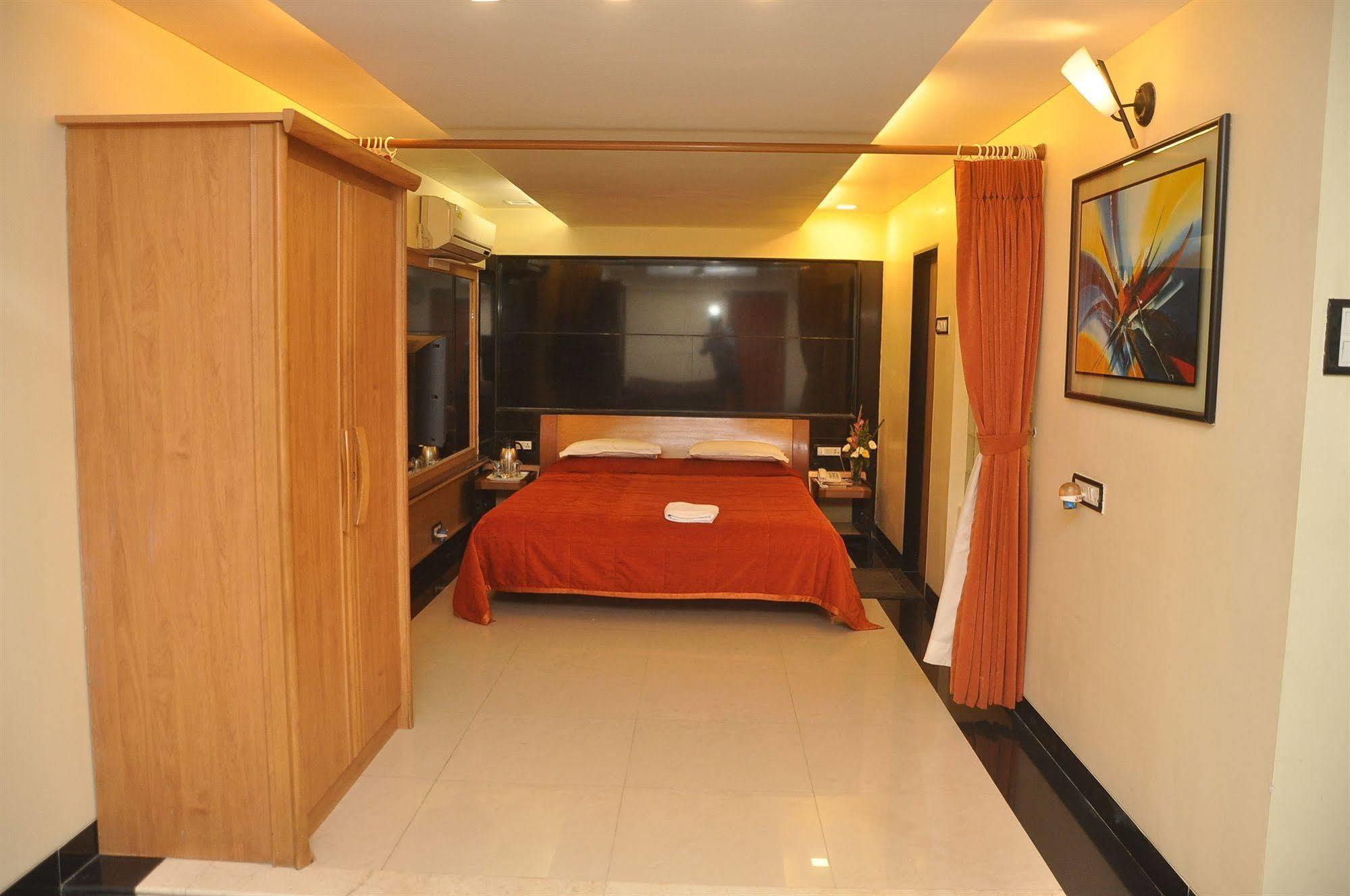Hotel Metro Palace Mumbai Exteriör bild