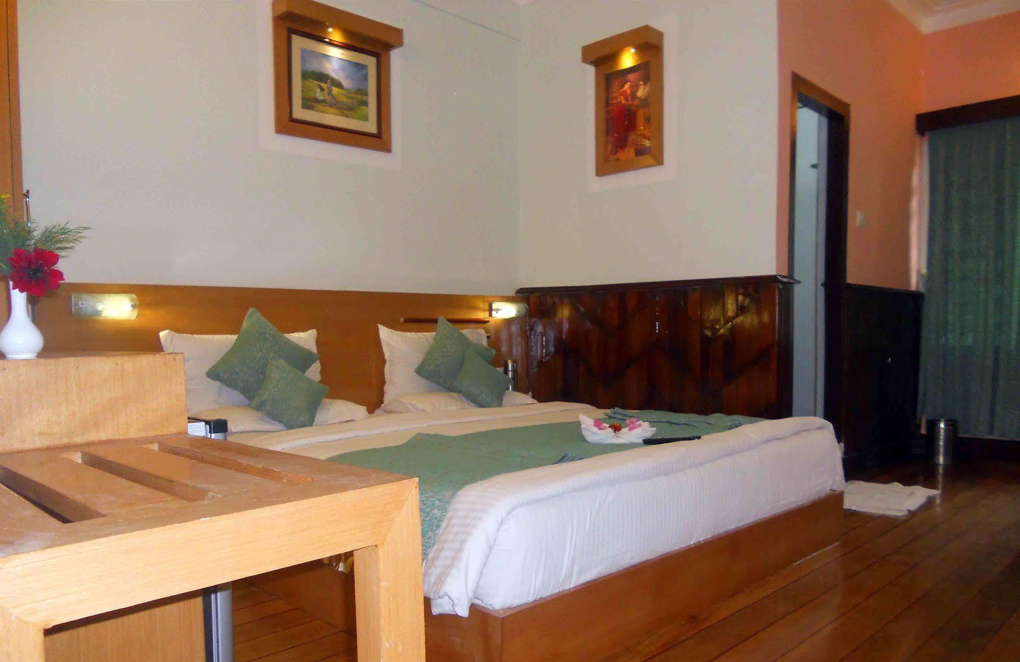Hotel Metro Palace Bandra Mumbai Exteriör bild